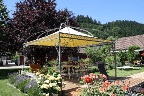 Garten mit Sitzbereich am Seminarhaus Krone in Schenkenzell